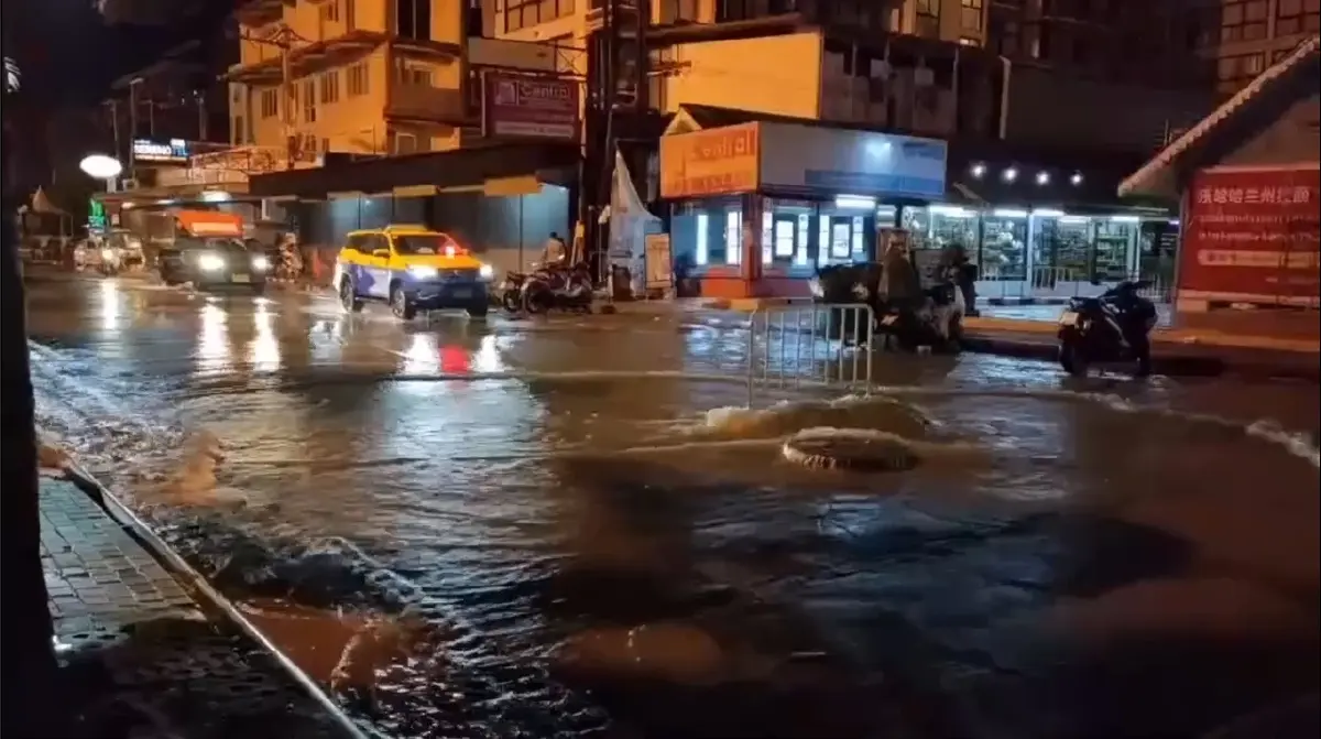 ฝนถล่ม น้ำท่วมทะลักเซาะชายหาดเมืองพัทยาพังหลายจุด พร้อมซัดขยะเกลื่อนถนน