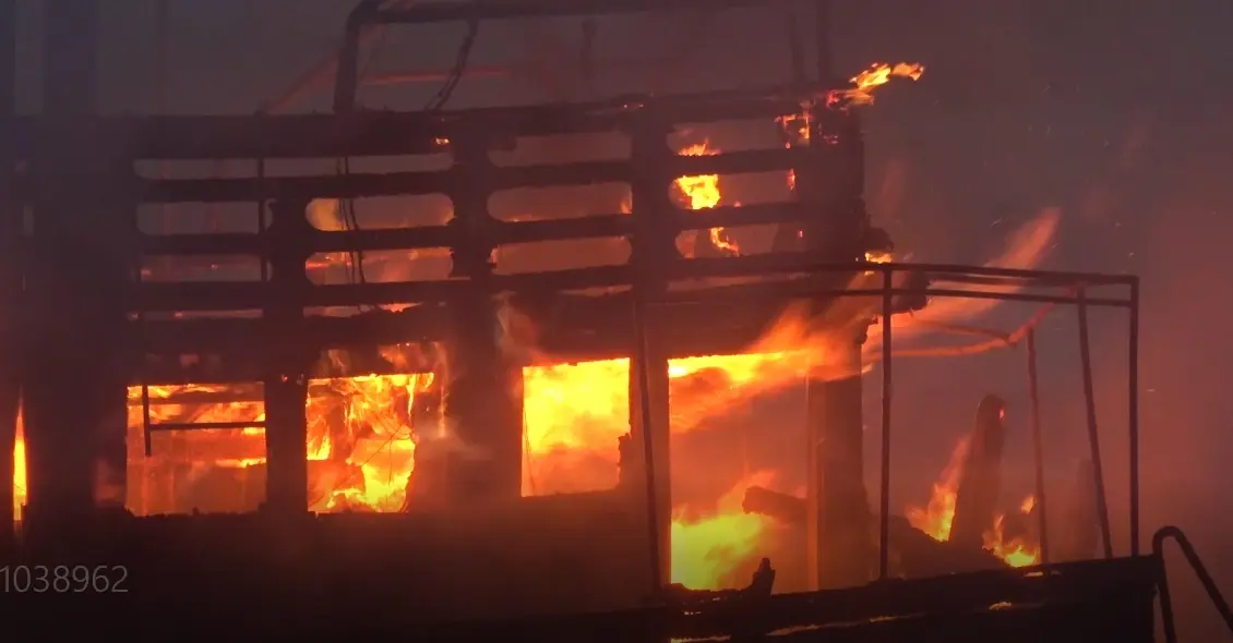 ไฟไหม้เรือประมงขนาดใหญ่ เพลิงโหมกระหน่ำ เสียหายทั้งลำ จนท.เร่งหาสาเหตุ