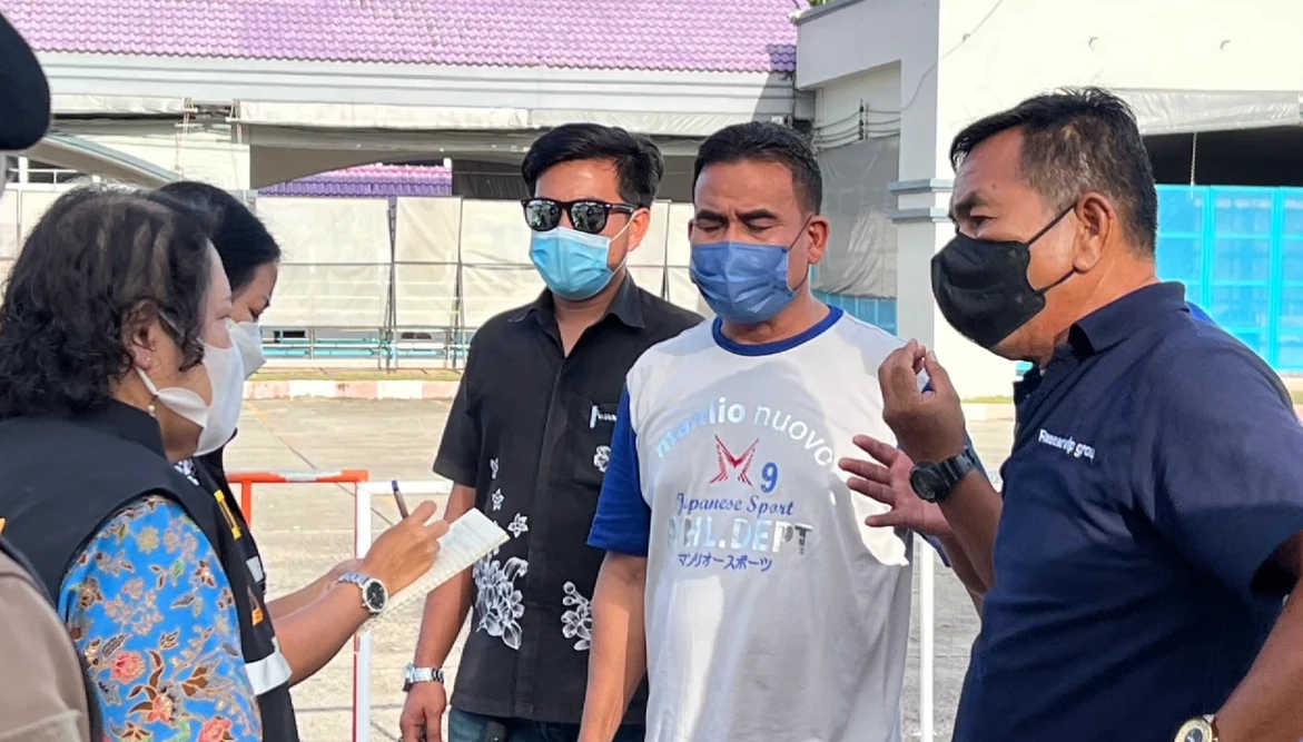 มาเฟียภูเก็ต กร่างขวางรถตู้ นทท.ต่างชาติ คาดเรียกใช้บริการผ่านแอพ (มีคลิป)