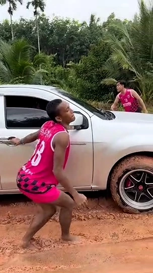 พลังใจเกินร้อย ทีมวอลเลย์บอลชายรวมพลังเข็นรถกระบะติดโคลน