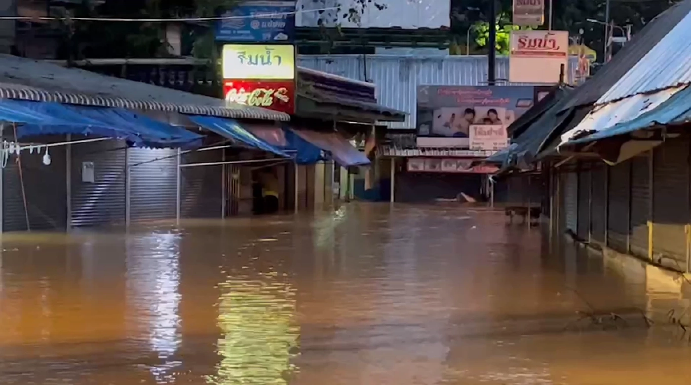 ตลาดสายลมจอยอ่วม ฝนตกหนักทำแม่น้ำสาย ทะลักท่วมซ้ำกลางดึก
