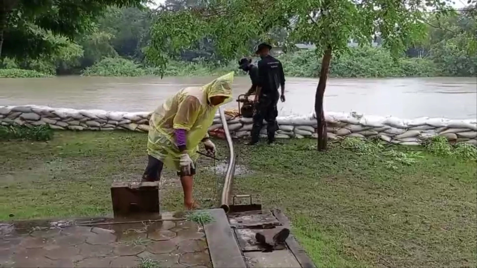 "พายุโนรู"มาแล้ว ระดมกระสอบทราย 8 พัน ตั้งแนวป้องกัน"ปราสาทหินพิมาย" (คลิป)