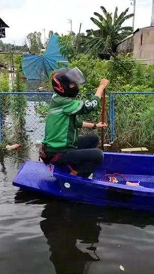 ชื่นชมไรเดอร์พายเรือสู้ชีวิต ไม่หวั่นแม้ฝนตกทำน้ำท่วมหนัก