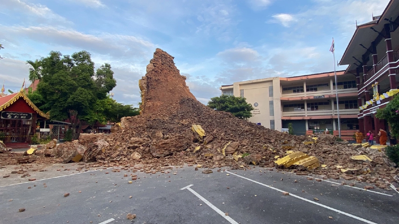ระทึก นาทีพระธาตุอายุ 500 ปี วัดดังเชียงใหม่ ถล่มจากฤทธิ์พายุโนรู (มีคลิป)