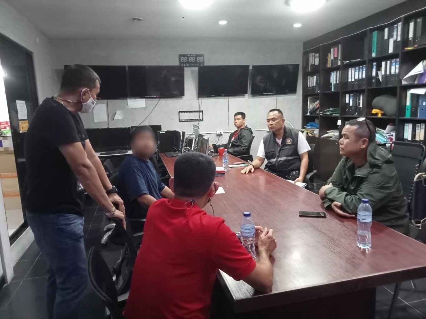 รวบแล้ว หนุ่มยิงคู่กรณีวงเหล้าแตกกระเจิง สาหัส 1 อ้างถูกเล็งปืนใส่ก่อน