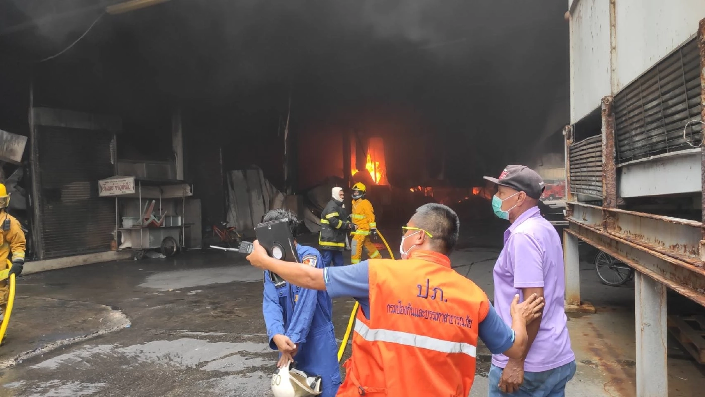 ไฟไหม้โรงงานแปรรูปอาหารทะเล ควันท่วมโรงพยาบาลเอกชัย ย้ายคนไข้วุ่น