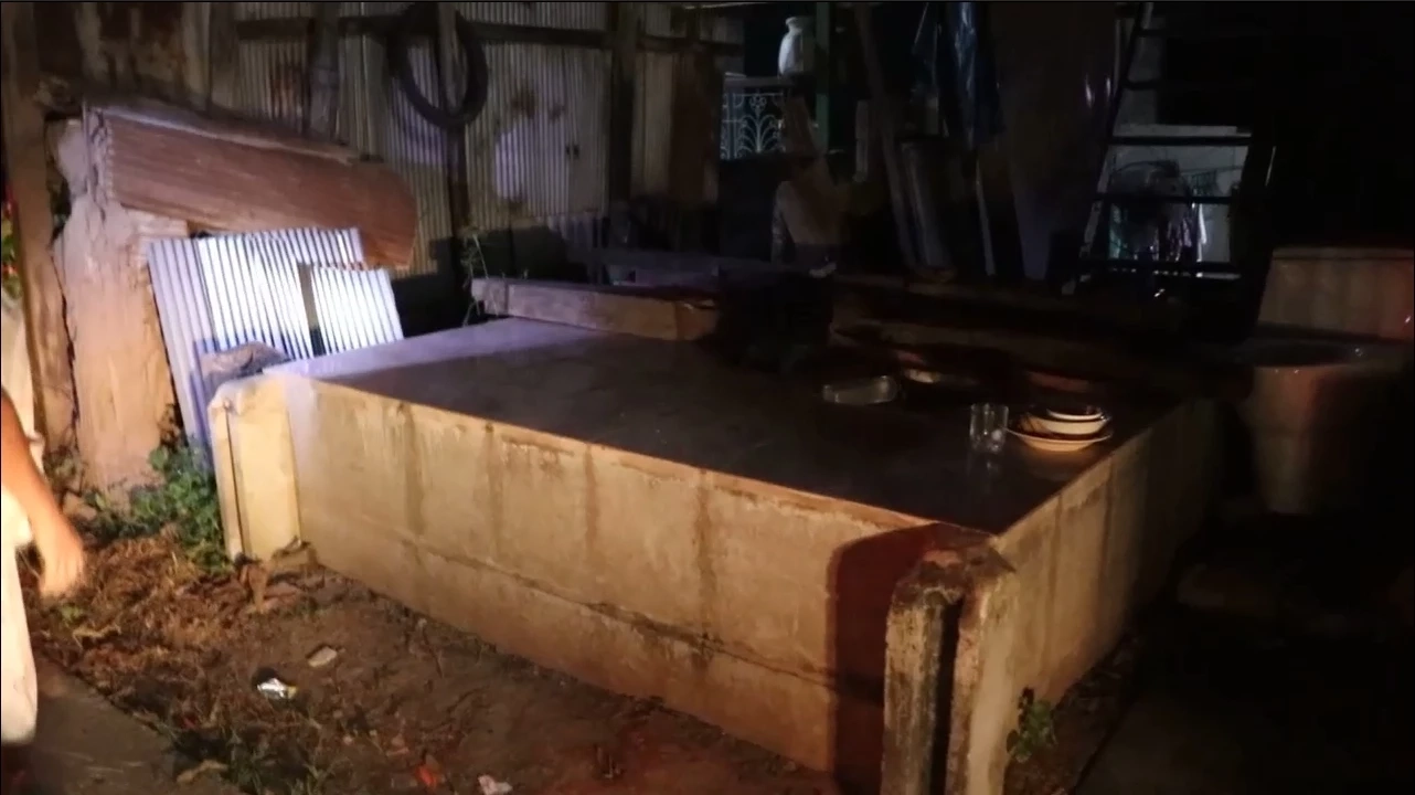 ครูอ่างทอง ถูกฟันดับหลังมาช่วยเพื่อนต่อเติมบ้าน คู่กรณีอาการปางตาย