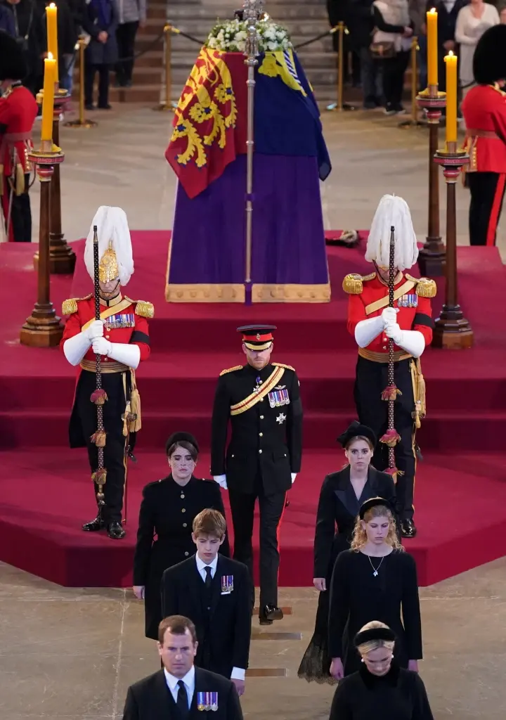 พระราชนัดดา 8 พระองค์เฝ้าพระบรมศพควีนเอลิซาเบธที่ 2