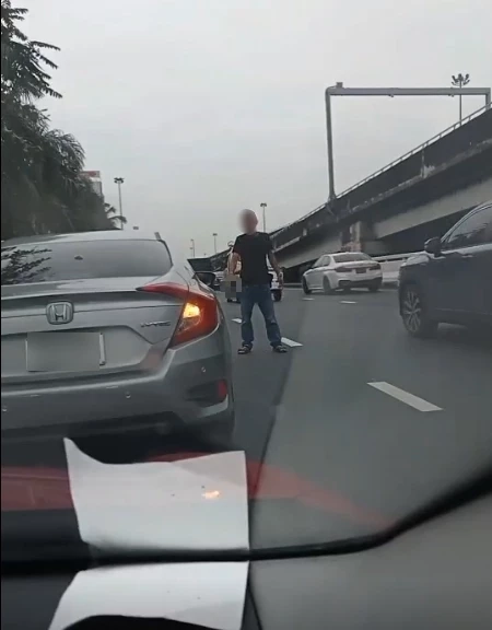 เดือด “โชเฟอร์แท็กซี่” ร้อง “ตำรวจ” ขับรถปาดหน้า ท้าชก ชักปืนยิงขู่ (มีคลิป)