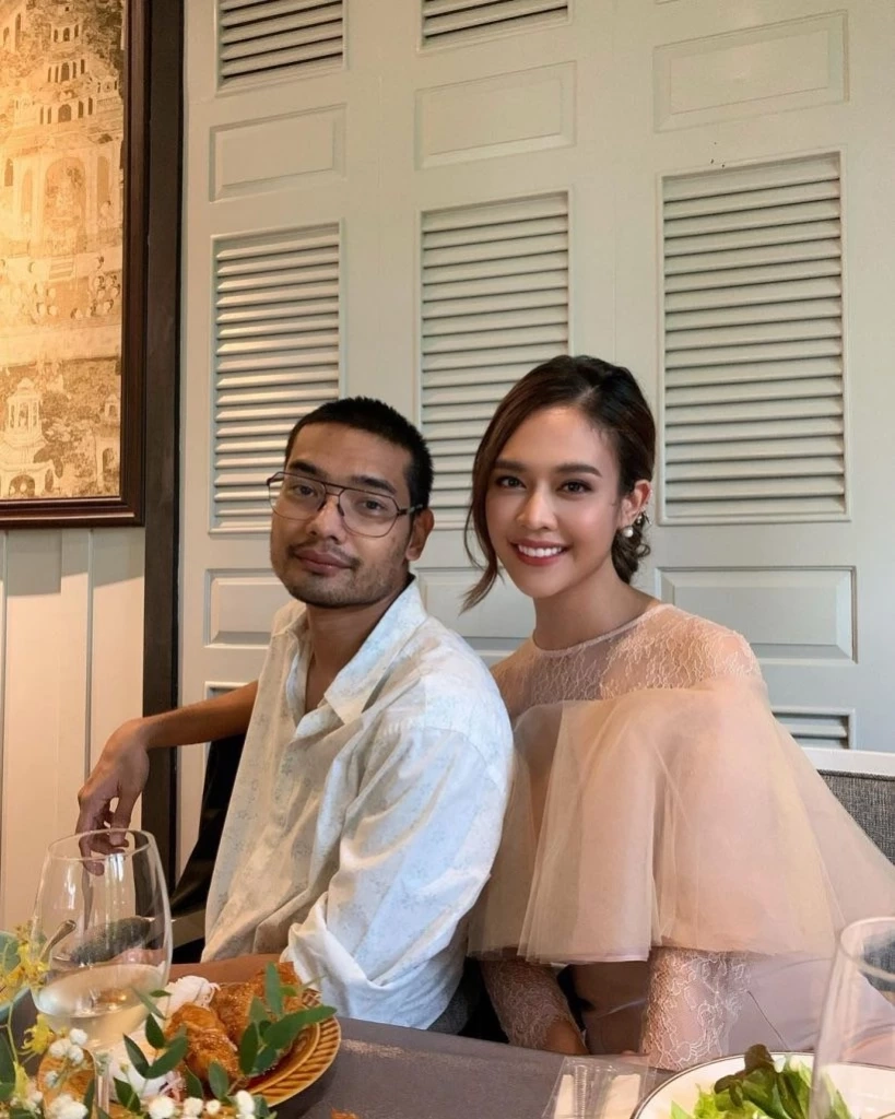 "คุณชายอดัม" หัวใจไม่ว่างแล้ว เปิดตัวแฟนสาว ในงานแต่งของครอบครัว