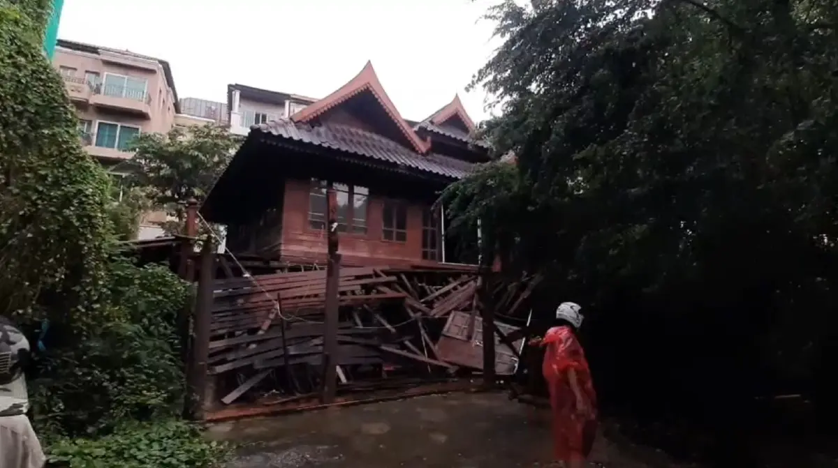 บ้านไม้ 2 ชั้นย่านบางแก้วพังถล่ม เบื้องต้นบาดเจ็บ 1 ราย