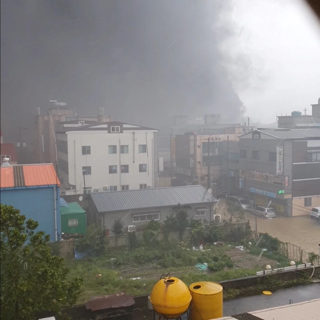 ไฟไหม้โรงงานเหล็กในเมืองโปฮัง ช่วงพายุไต้ฝุ่น "หินหนามหน่อ" พัดปกลุม