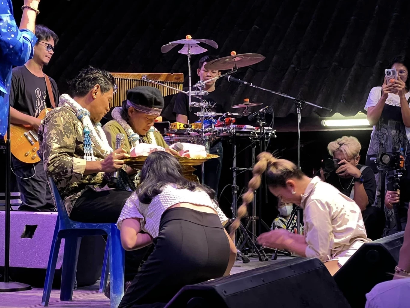 "ตั๊กแตน ชลดา" ทำอึ้งกลางคอนเสิร์ต มอบเงิน 2 ล้าน เซอร์ไพรส์ 2 ครูเพลง