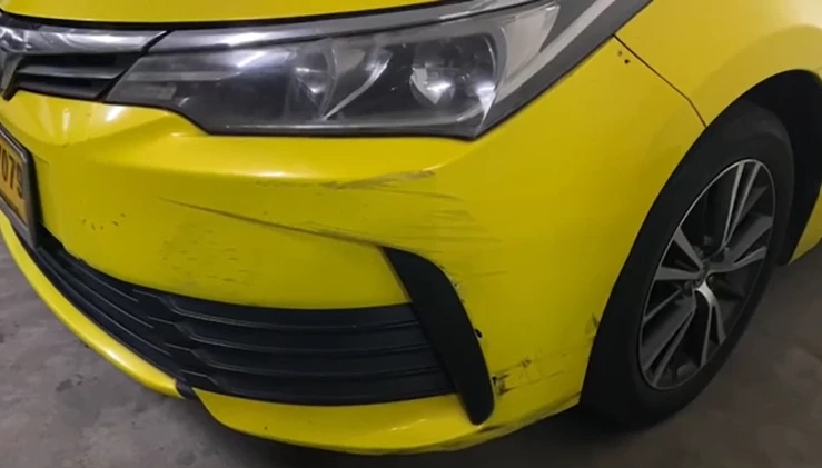 แชร์สนั่นคลิปแท็กซี่ชนท้าย จยย. อย่างแรง แต่รอดปาฏิหาริย์ (มีคลิป)