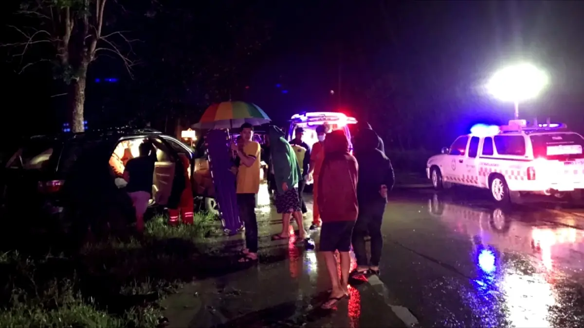 ฝนถล่มทั้งคืน สิบตำรวจโทซิ่งฟอร์จูนเนอร์ เสียหลักพุ่งชนต้นไม้ดับ