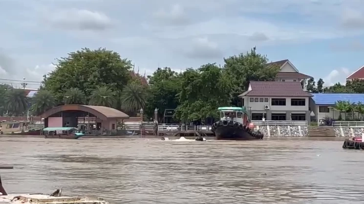 อีกแล้ว เรือเทียบข้างเรือบรรทุกสินค้าล่มอยุธยา คนขับรอดหวุดหวิด (มีคลิป)
