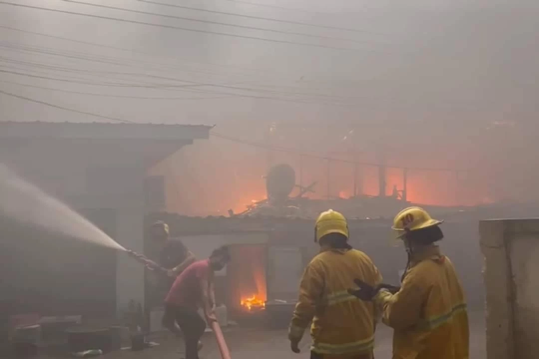 ไฟไหม้โรงงานแปรรูปอาหารทะเล ควันท่วมโรงพยาบาลเอกชัย ย้ายคนไข้วุ่น