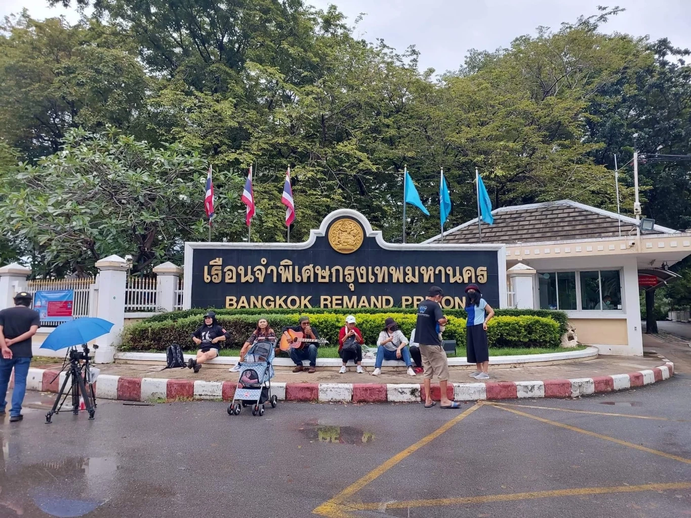 ห้ามกระพริบตา 8 ทะลุแก๊ส ได้ประกัน ก่อนการตัดสินชะตา "บิ๊กตู่" พรุ่งนี้