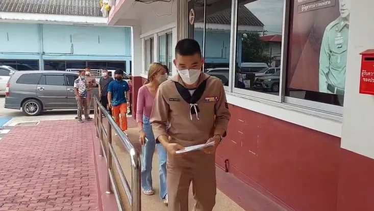 จบแล้ว มือตบจ่าทหารเรือ ไม่คารวะกับผู้การ หอบกระเช้าขอโทษ (มีคลิป)