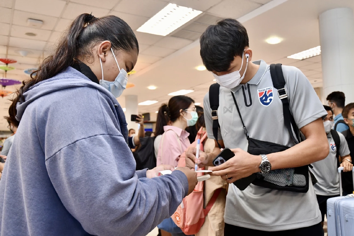 แข้งไทยถึงเชียงใหม่เตรียมลุยคิงส์คัพ แฟนเจ้าถิ่นแห่ต้อนรับแน่นสนามบิน