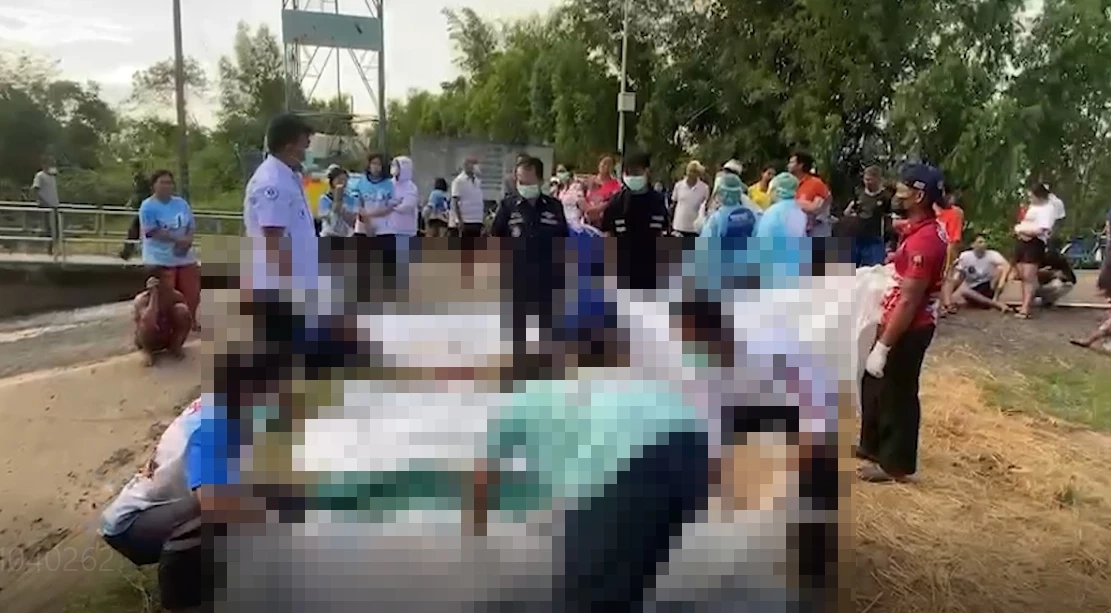 สุดสลด “ด.ญ. - ด.ช.” จมน้ำดับพร้อมกัน 4 ราย “พ่อ -แม่”  ใจสลายกอดศพร่ำไห้