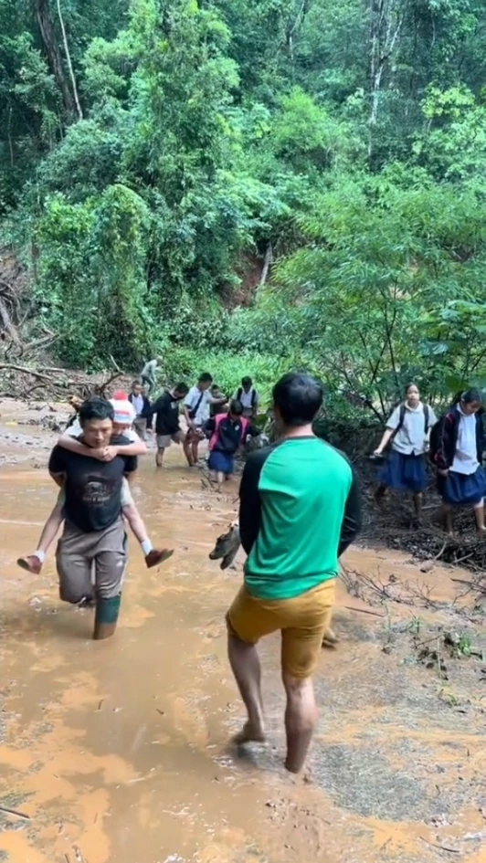 เชียงใหม่ สภาพนักเรียนชาวเขาที่ต้องลุยโคลนไปเรียนหนังสือ