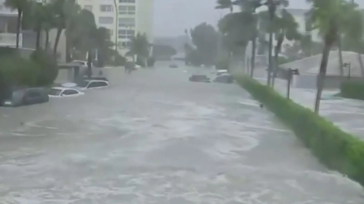 สภาพความเสียหายจากเฮอร์ริเคนเอียน-ฉลามโผล่ (คลิป)