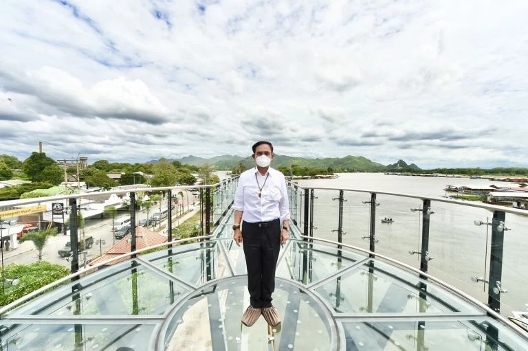 พล.อ.ประยุทธ์ จันทร์โอชา เมื่อครั้งทดลองเที่ยวชมสกายวอล์คกาญจนบุรี