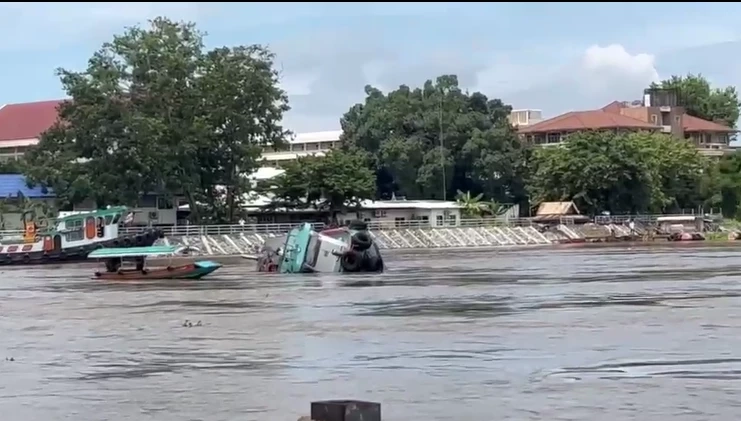 อีกแล้ว เรือเทียบข้างเรือบรรทุกสินค้าล่มอยุธยา คนขับรอดหวุดหวิด (มีคลิป)