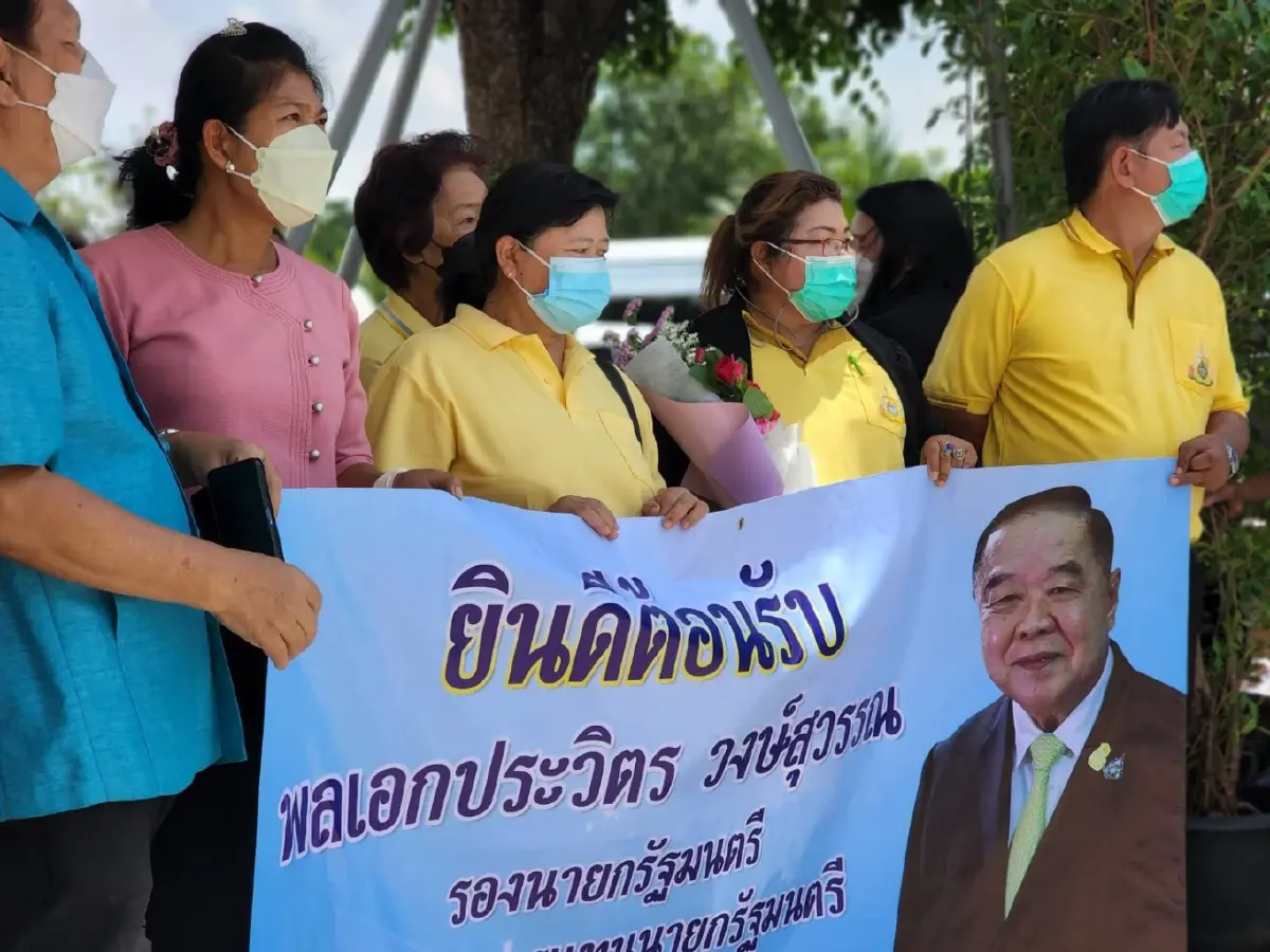 ชาวแปดริ้ว แห่ต้อนรับ "ลุงป้อม" กระโดดหอมแก้ม เชียร์เป็น"นายกฯ"ตัวจริง