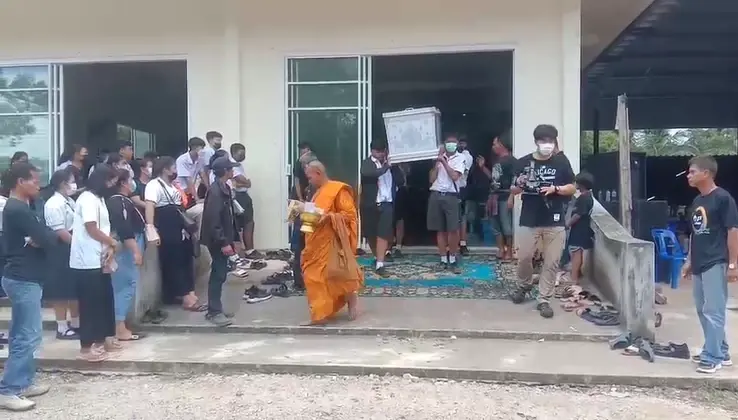 สุดเศร้า! เผาแล้วร่าง 3 นร. เหยื่อ "ไอ้ต้อย" คลั่งยาบ้า แยกทำพิธี 3 วัด