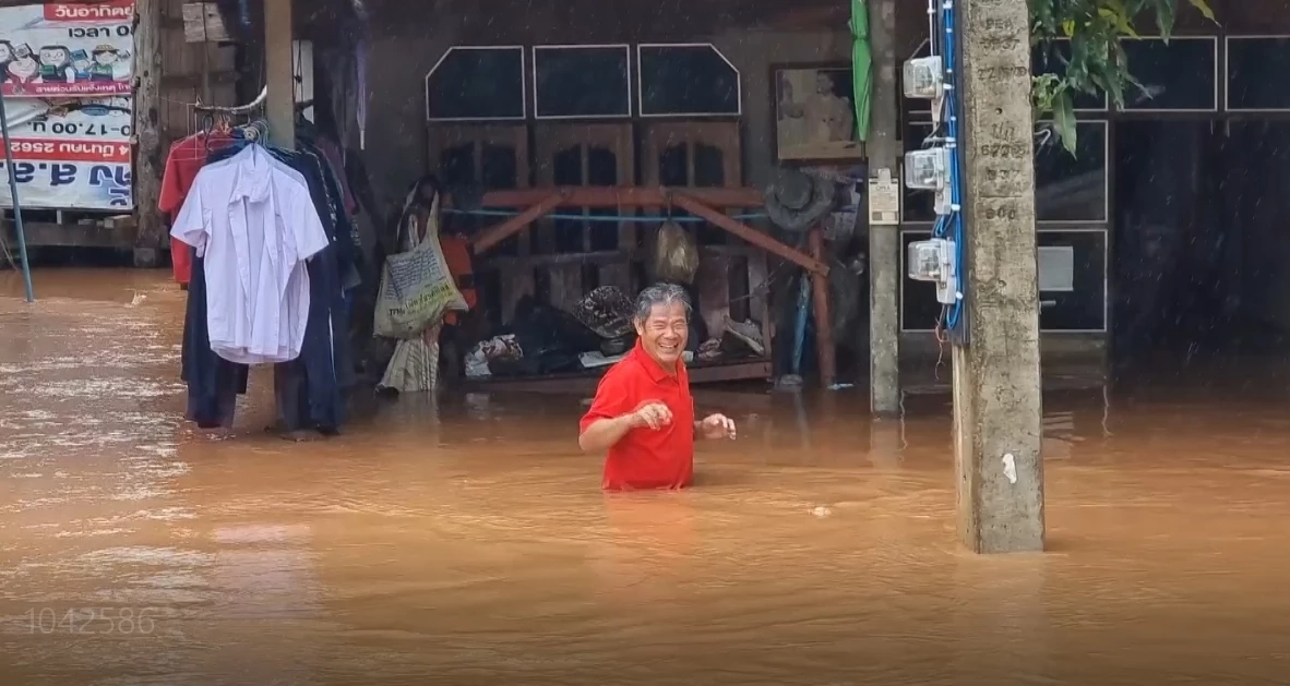 อ่วม "น้ำป่าไหลหลาก" ท่วมอ.ด่านซ้าย ถนนทรุด เตือนปชช.พร้อมอพยพ