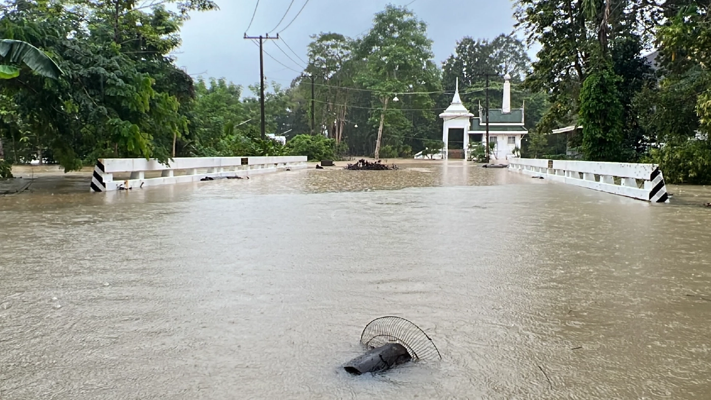 ปภ.ชักธงเหลือง เตือนน้ำท่วมเมืองจันทบุรี ให้ชาวบ้านริมน้ำขนของขึ้นที่สูง