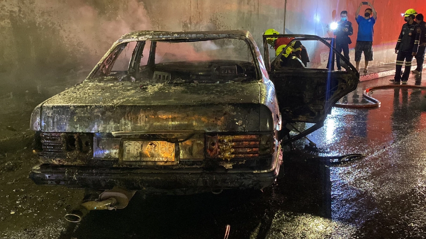 ระทึก เบนซ์คลาสสิค ไฟไหม้กลางอุโมงค์เกษตร หนุ่มขับรอดตายหวุดหวิด