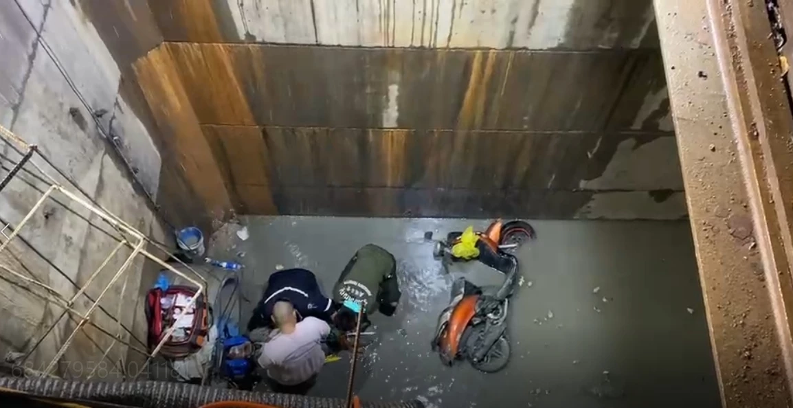 หวิดดับ ! หนุ่มซิ่งจยย. ตกบ่อลึก 6 เมตร กลางถ.รัชดา-ท่าพระ กู้ภัยช่วยระทึก