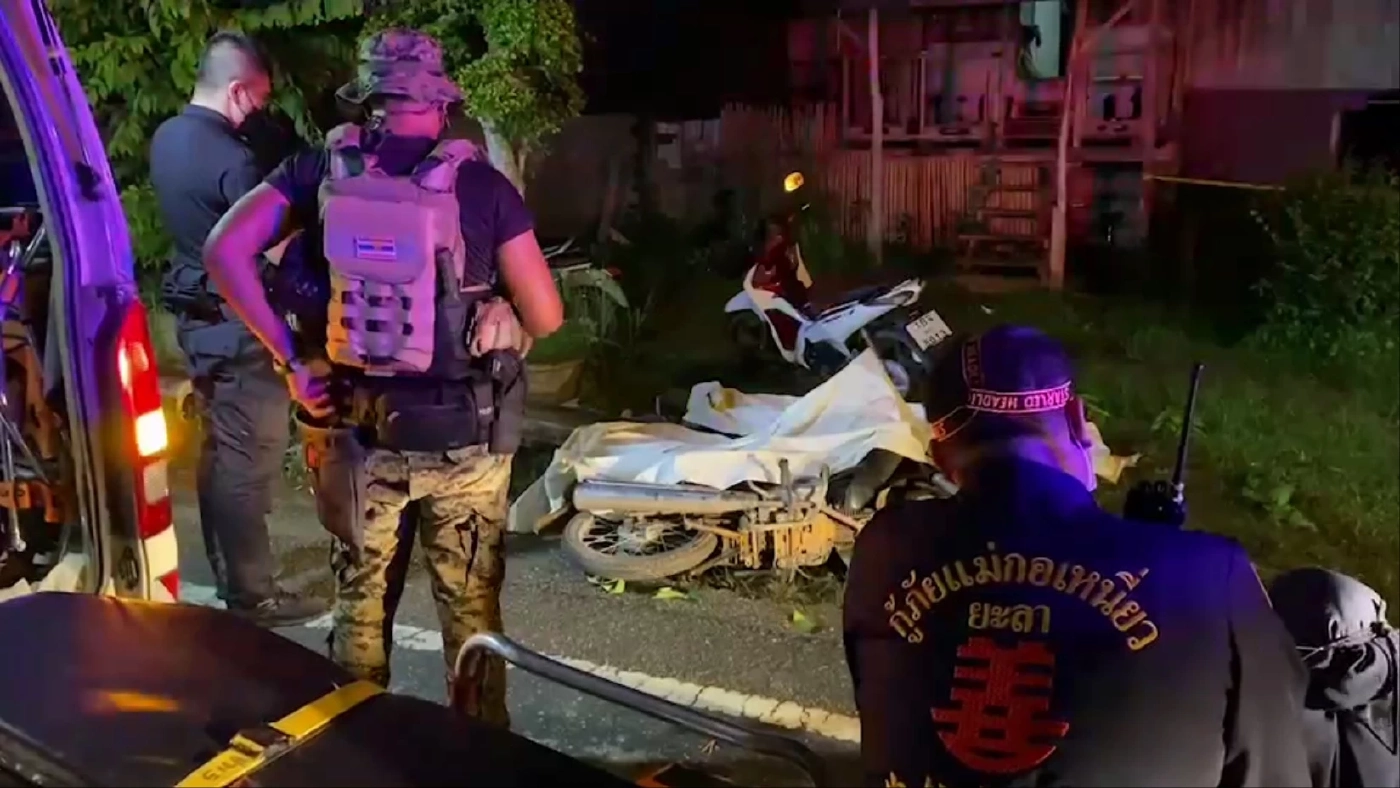 คนร้ายรัวยิงสองสามีภรรยา ก่อนชิงปืนพกหลบหนีไป