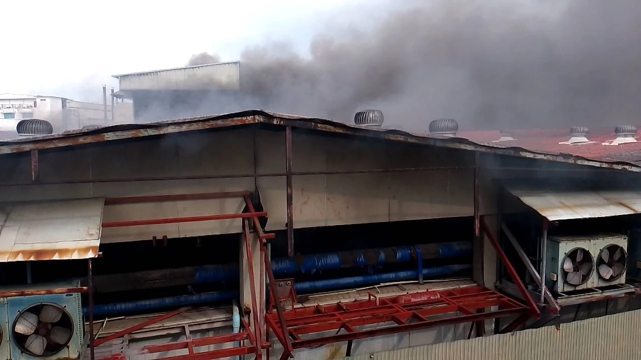 ไฟไหม้โรงงานแปรรูปอาหารทะเล ควันท่วมโรงพยาบาลเอกชัย ย้ายคนไข้วุ่น