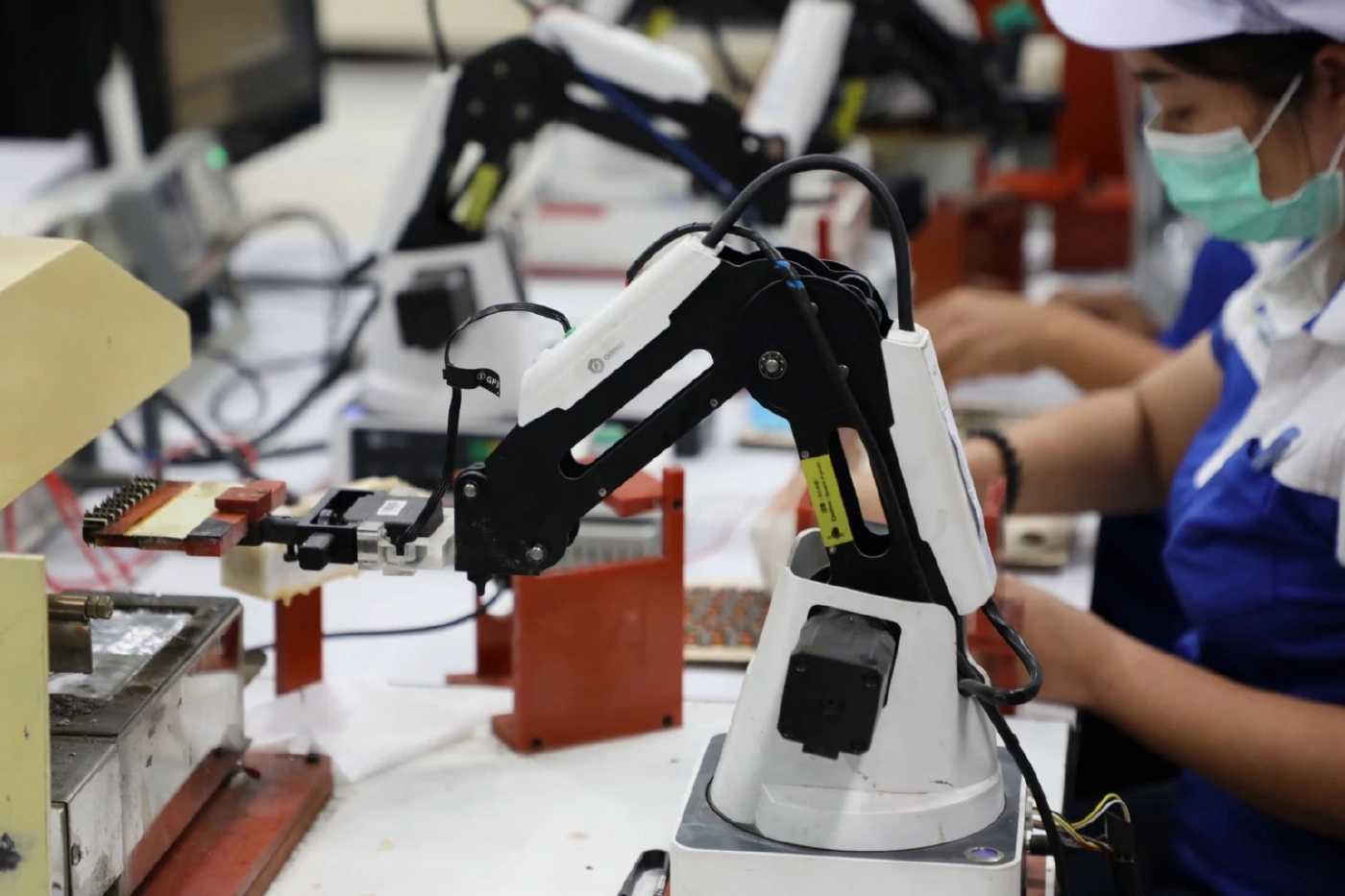 "ก้าวไกล"หารือกลุ่มไฟฟ้าฯเพื่อผลักดันอุตสาหกรรมอิเล็กทรอนิกส์