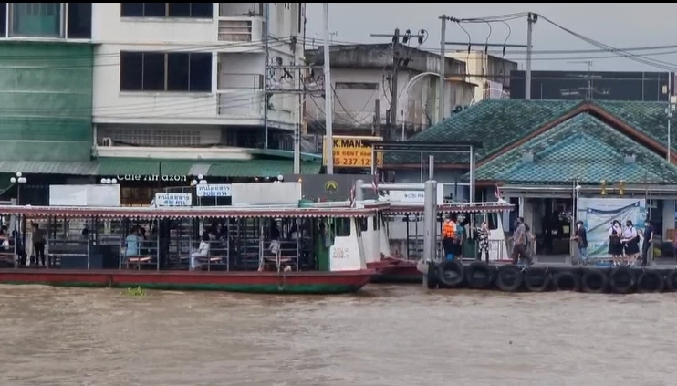ระทึก เรือข้ามฟากท่าน้ำนนท์ เครื่องดับกลางเจ้าพระยา ผดส. ลอยเคว้ง (มีคลิป)