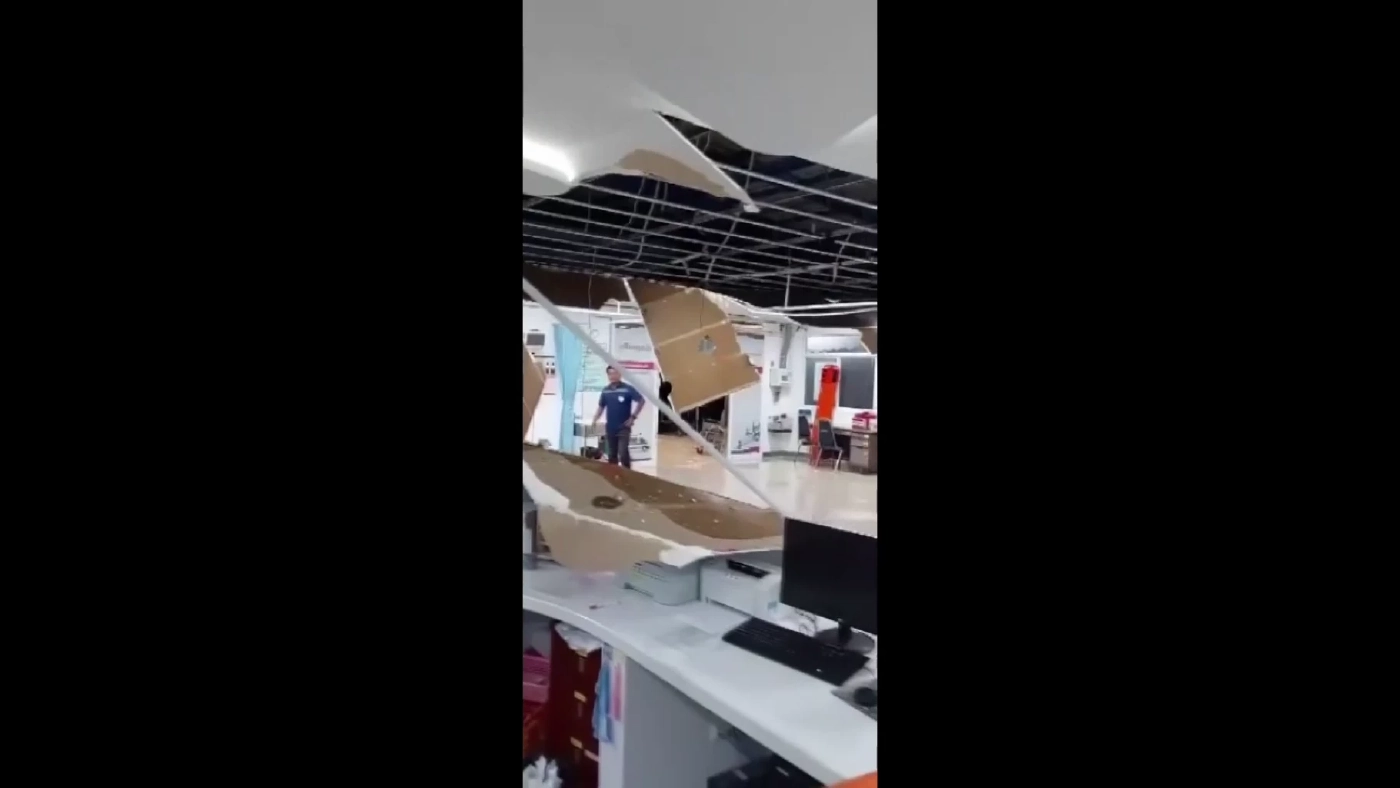 ระทึก ฝ้าห้องฉุกเฉิน รพ.โพธิ์ทอง ถล่ม หลังเจอฝนตกหนักติดต่อ (มีคลิป)