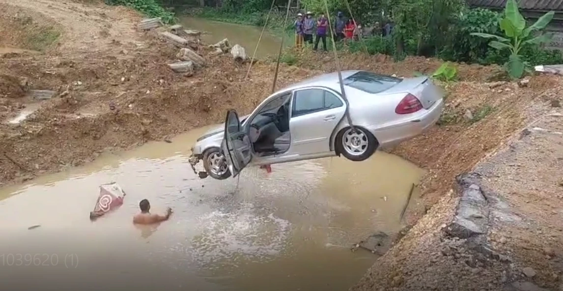 งงเส้นทาง “เบนซ์หรู” ตกสะพานก่อสร้าง จมเกือบมิดคัน คนขับรอดหวุดหวิด (คลิป)