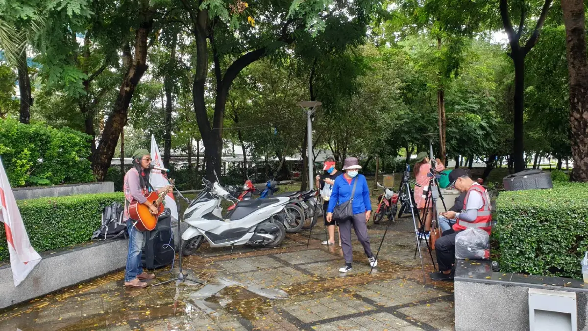 “พรรคเพลงเพื่อราษฎร” ทำกิจกรรมร้องเพลง ด้านหน้าศาลรธน.