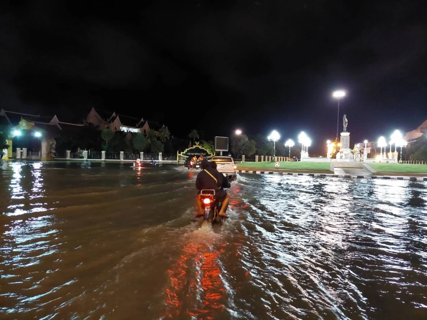 น้ำทะลักท่วมโซนศก.ชัยภูมิ เร่งป้องโรงพยาบาล ก่อน"พายุโนรู"ถล่ม (คลิป)