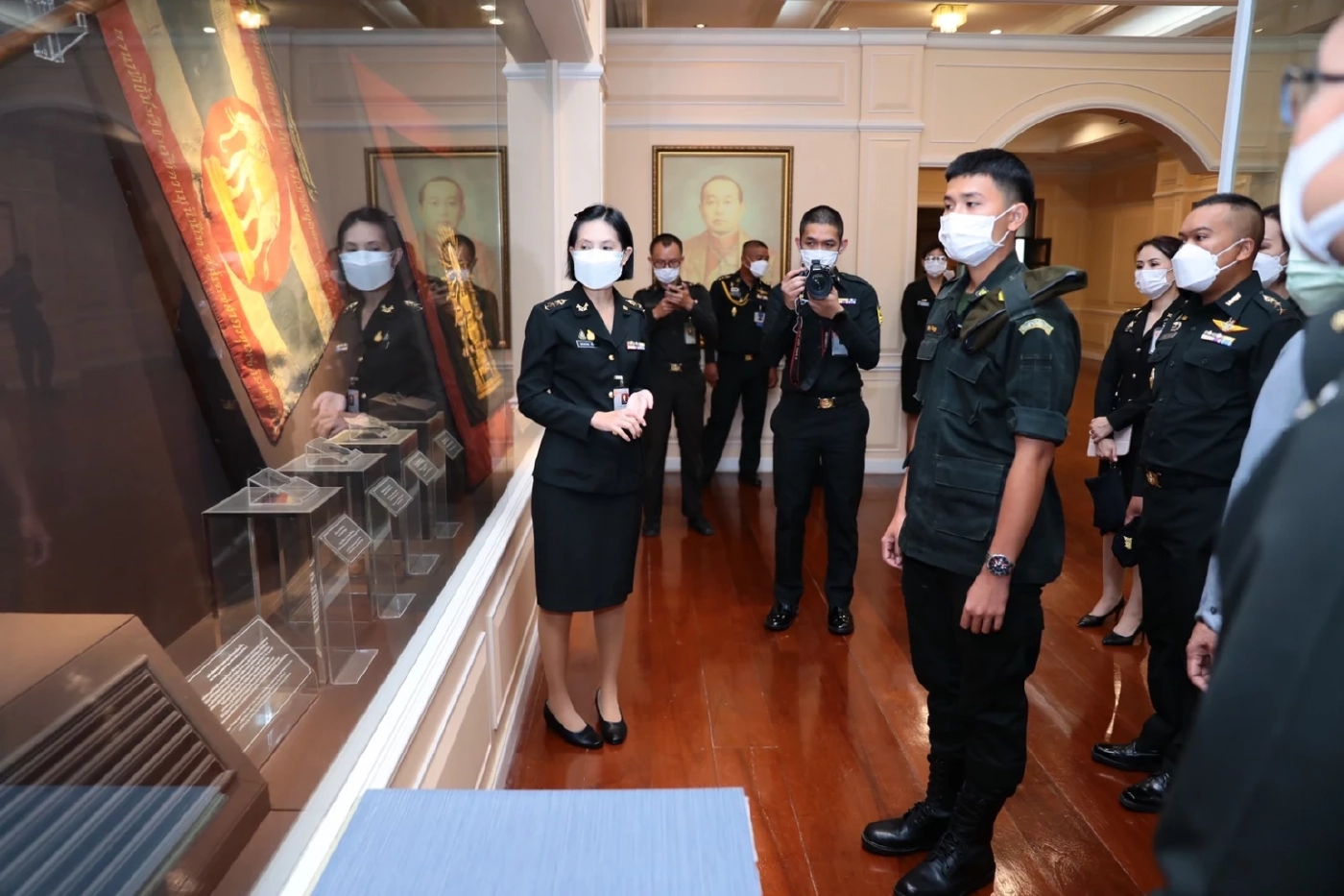 "บิ๊กบี้"มอบโล่"น้องบอส"หลังช่วยชีวิตเด็กถูกไฟช็อตชวนเข้าเตรียมทหาร