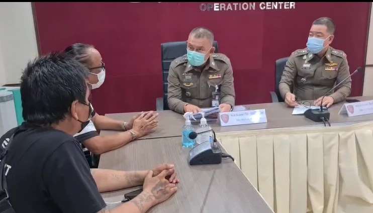 พ.ต.อ.เมฒาวิศ ประดิษฐ์ผล รอง ผบก.ภ.จว.ชลบุรี และ พ.ต.อ.เอกภพ อินทวิวัฒน์ รอง ผบก.ภ.จว.ชลบุรี