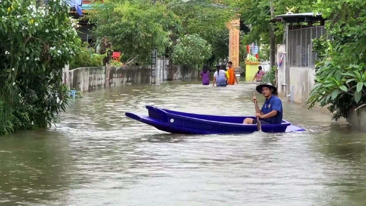 เร่งอุดพนังกั้น "ลำเสียวใหญ่" ขาดยาว 30 ม. น้ำทะลักอ่วม ชาวบ้านต้องนอนบนถนน