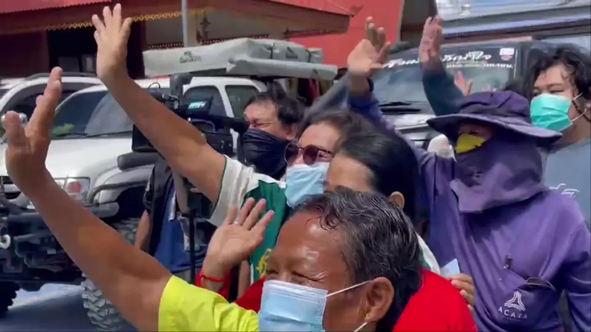 ประชาชนชาวระยอง ตะโกน "นายกฯสู้ๆ"