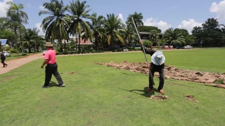 สพป.1 สั่งสอบ ผอ.ใช้สนามฟุตบอลเปิดหลักสูตรพิเศษสอนตีกอล์ฟ