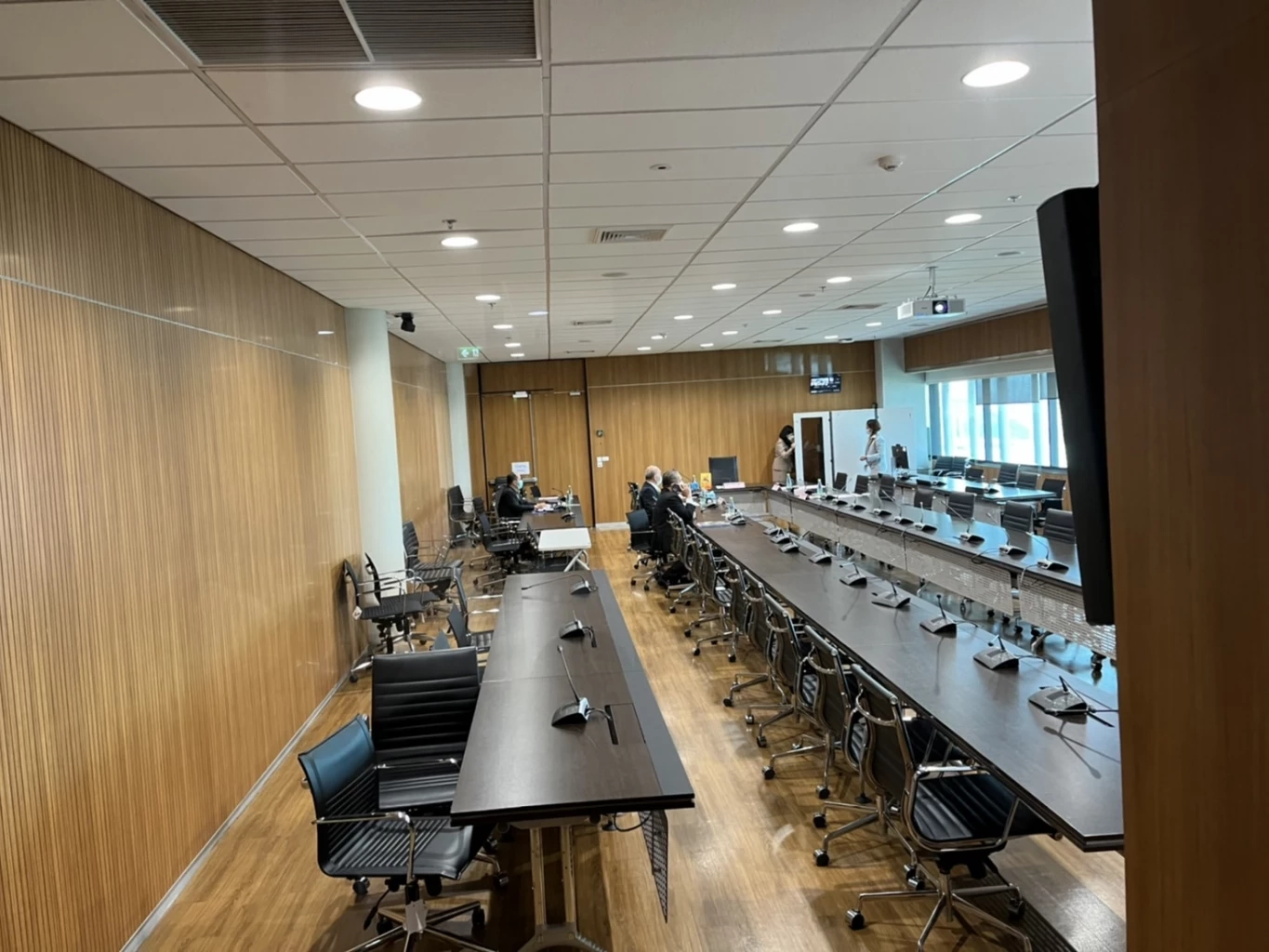 ห้องประชุมเกือบร้าง มีเพียง 2 รายที่มาประชุมที่รัฐสภา ที่เหลือขอประชุมออนไลน์