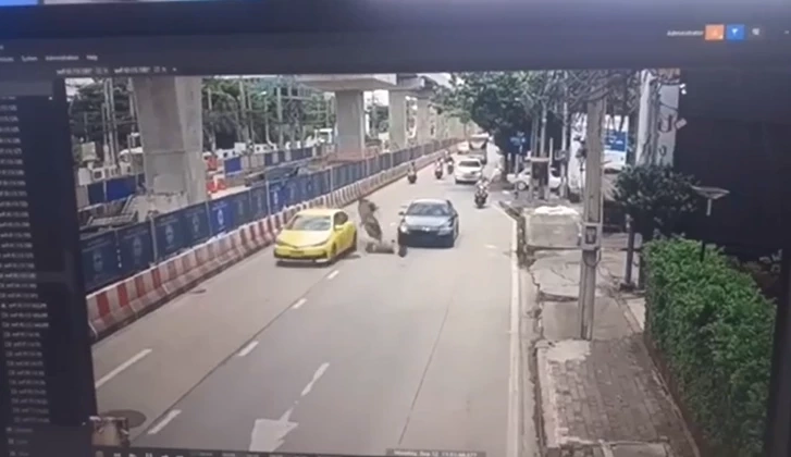 แชร์สนั่นคลิปแท็กซี่ชนท้าย จยย. อย่างแรง แต่รอดปาฏิหาริย์ (มีคลิป)